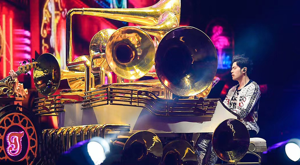 银河官网透明屏和荧光棒系列产品亮相2022周杰伦新加坡演唱会