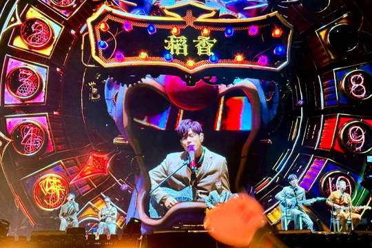 杀疯了！周杰伦深圳演唱会嗨翻天际！银河官网大屏、荧光棒与无人机齐齐上阵！